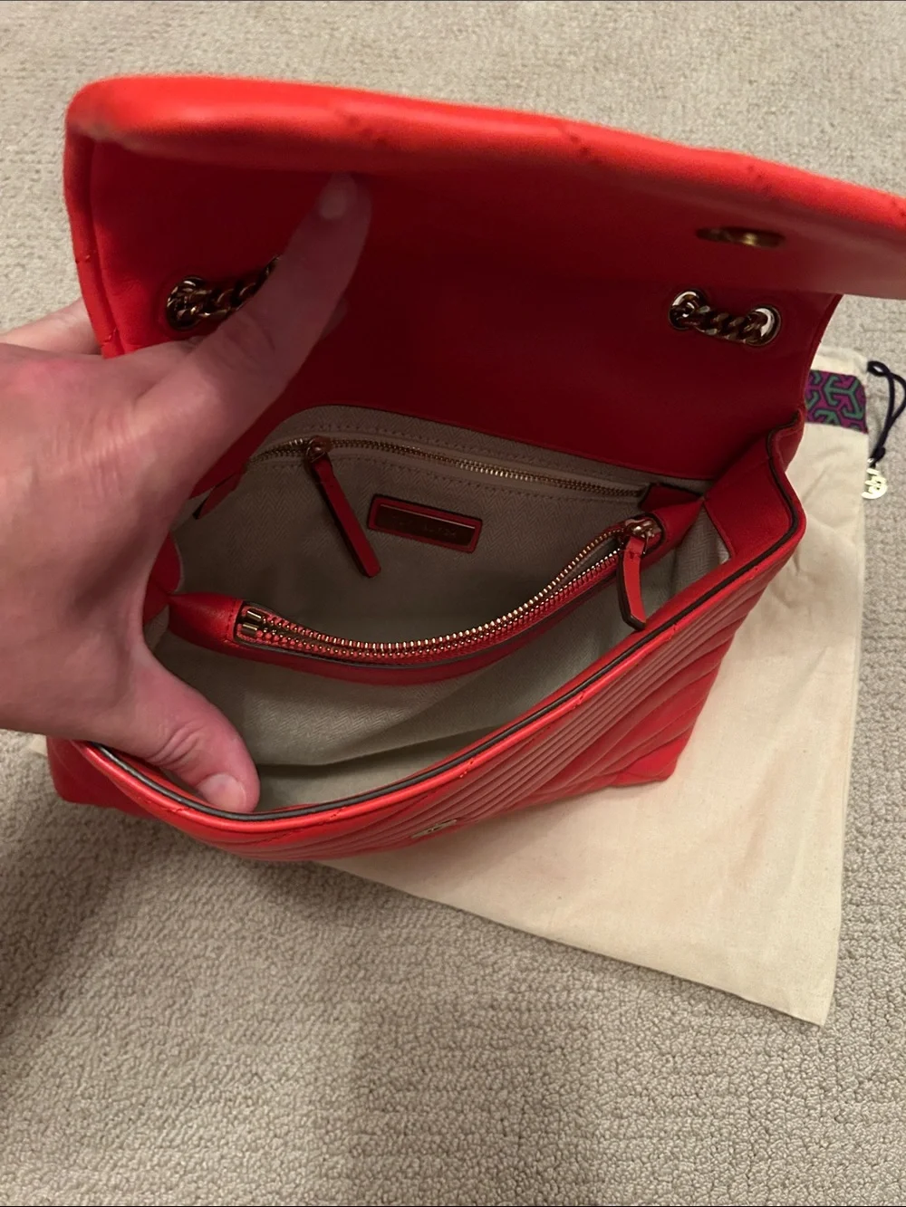 Tory Burch Quilted Leather Shoulder Bag in coral red/orange with Gold Logo - Picture 3 of 5